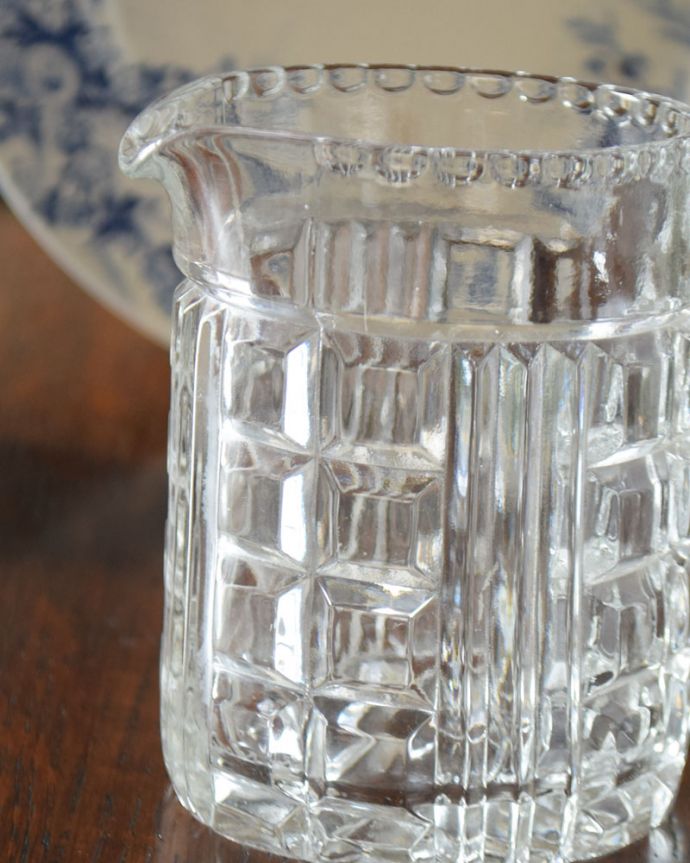 アンティーク 雑貨のガラス小物　アンティーク雑貨　英国アンティークのミルクピッチャー、重厚感のあるスクエア型の型押し。お茶の時間に欠かせないミルクピッチャーミルクティーが大好きな英国人が作ったガラスのミルクピッチャーは、たっぷりミルクが注げるようにサイズが大きめです。(pg-3643)