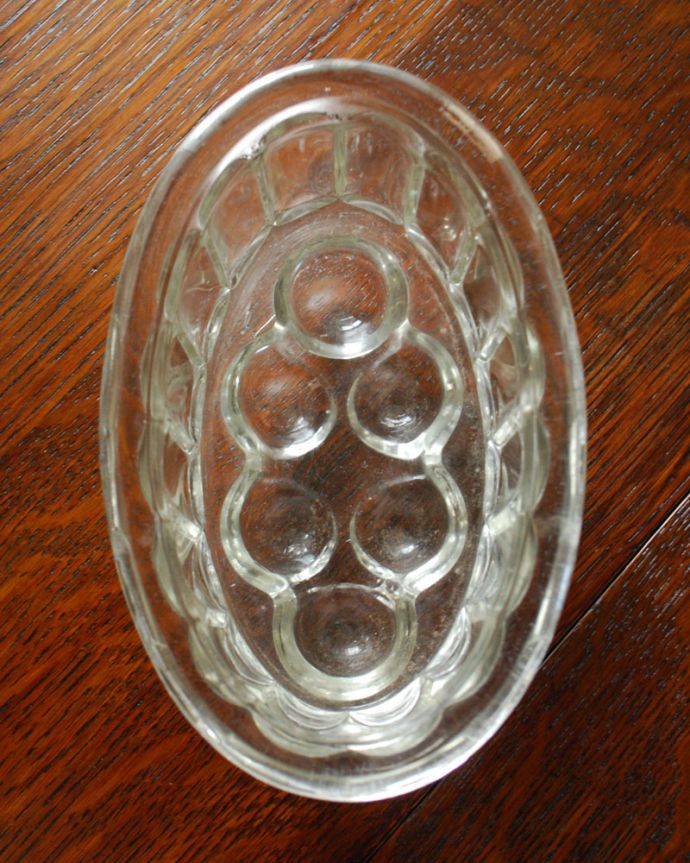 アンティーク 雑貨のガラス小物　アンティーク雑貨　可愛いアンティークのキッチン雑貨、大きなゼリーが作れるゼリーモールド(プレスドグラス)。上から見ても可愛いデザインです。(pg-3661)
