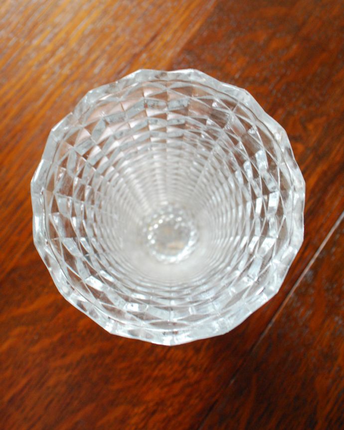 アンティーク 雑貨のガラス小物　アンティーク雑貨　どこから見ても輝くプレスドグラス、アンティークのフラワーベース。上からのぞいて見ると･･･アンティークなので多少のキズ・欠けがある場合がありますが、使用上問題はありませんので、ご了承下さい。(pg-3672)