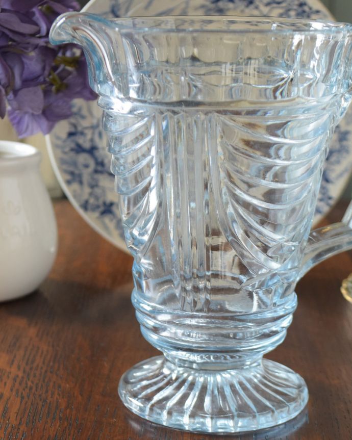 アンティーク 雑貨のガラス小物　アンティーク雑貨　ほんのりブルーガラスがキレイなピッチャー、花器にもなるアンティーク プレスドグラス。英国の家庭には必ずあるウォータージャグアルコールを飲まない人のためにテーブルの中央にお水を置いて置かれていたウォータージャグ。(pg-3678)