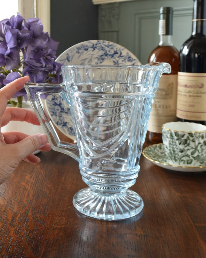 アンティーク 雑貨のガラス小物　アンティーク雑貨　ほんのりブルーガラスがキレイなピッチャー、花器にもなるアンティーク プレスドグラス。いろんな使い方が出来ます飲み物を入れるのはもちろんフラワーベースとしても使いやすい便利なサイズです。(pg-3678)