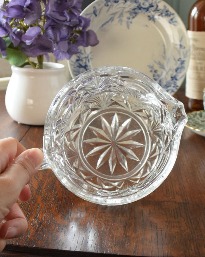 アンティーク 雑貨のガラス小物　アンティーク雑貨　どの角度から見ても美しいアンティークピッチャー（プレスドグラス）。上から見ても美しいカッティングです。(pg-3686)