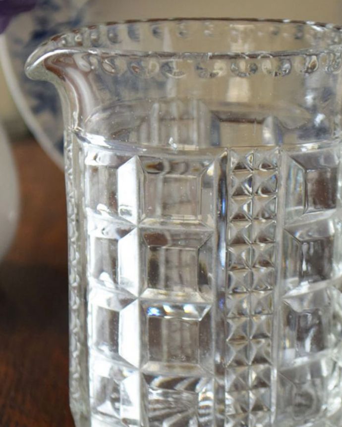 アンティーク 雑貨のガラス小物　アンティーク雑貨　どっしりと重厚感のあるスクエア型の型押しが美しいアンティークのガラスピッチャー。英国の家庭には必ずあるウォータージャグアルコールを飲まない人のためにテーブルの中央にお水を置いて置かれていたウォータージャグ。(pg-3687)