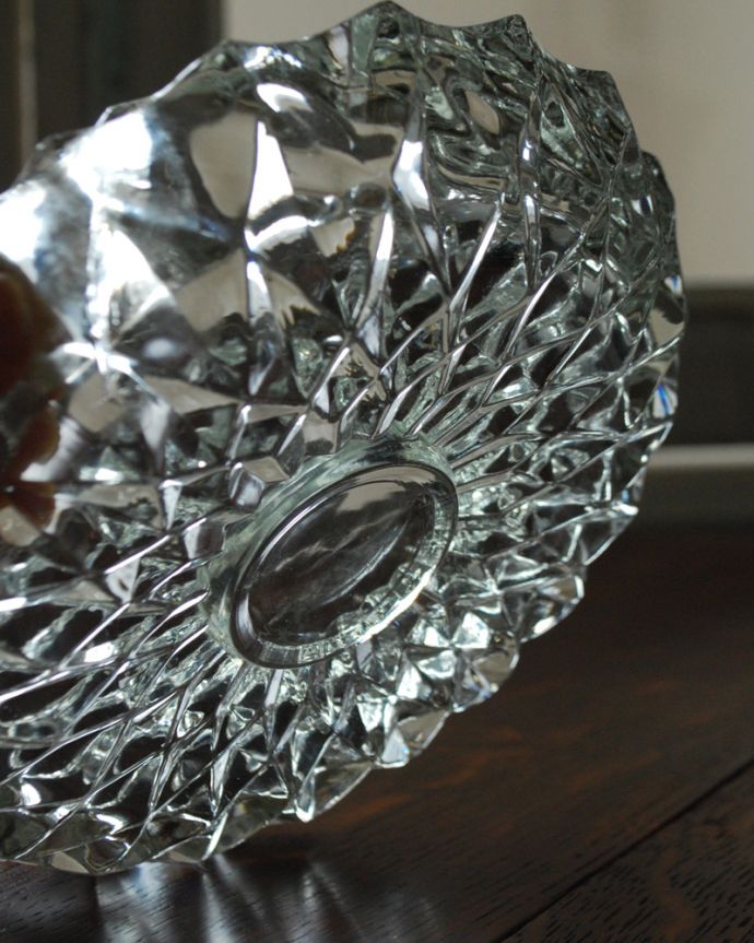 アンティーク雑貨 たっぷりとダイヤのカッティングが刻まれたアッシュトレイ（灰皿）、アンティークプレスドグラス。底のカッティングも特別美しいです。(pg-3690)