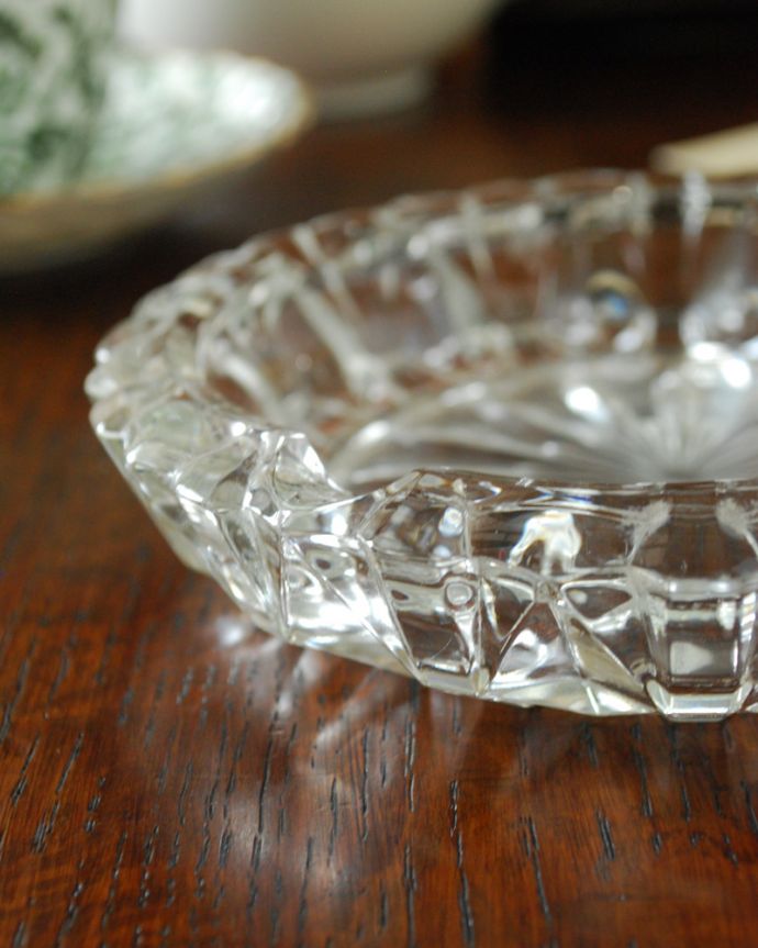 アンティーク 雑貨のガラス小物　アンティーク雑貨　豪華なカッティングが刻まれたアンティークプレスドグラスのアッシュトレイ（灰皿）。アッシュトレイ（灰皿）として使われていたものなので、煙草を置く溝があります。(pg-3691)