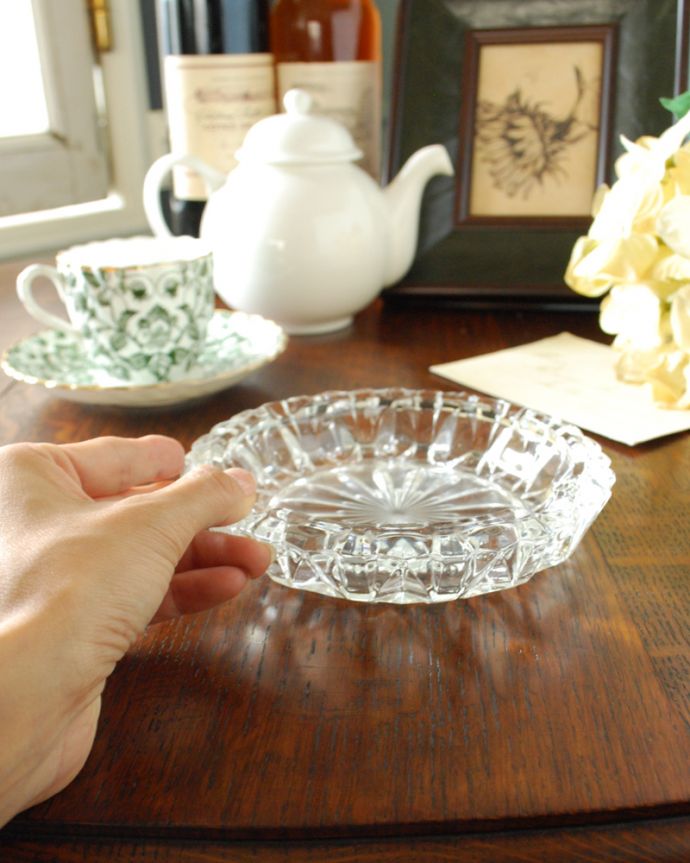 アンティーク 雑貨のガラス小物　アンティーク雑貨　豪華なカッティングが刻まれたアンティークプレスドグラスのアッシュトレイ（灰皿）。鍵や、小物入れにもピッタリです。(pg-3691)