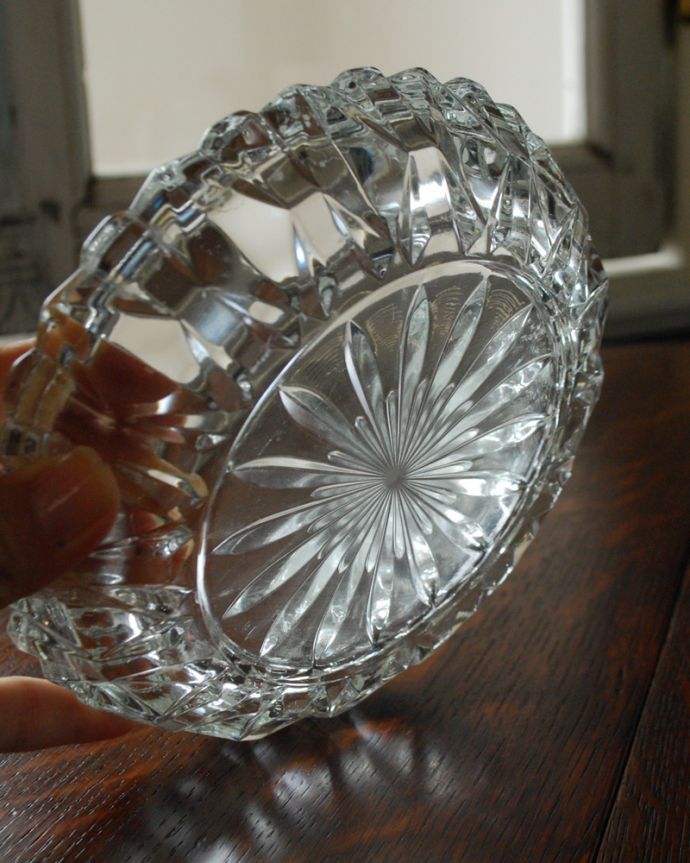 アンティーク 雑貨のガラス小物　アンティーク雑貨　豪華なカッティングが刻まれたアンティークプレスドグラスのアッシュトレイ（灰皿）。底のカッティングも特別美しいです。(pg-3691)