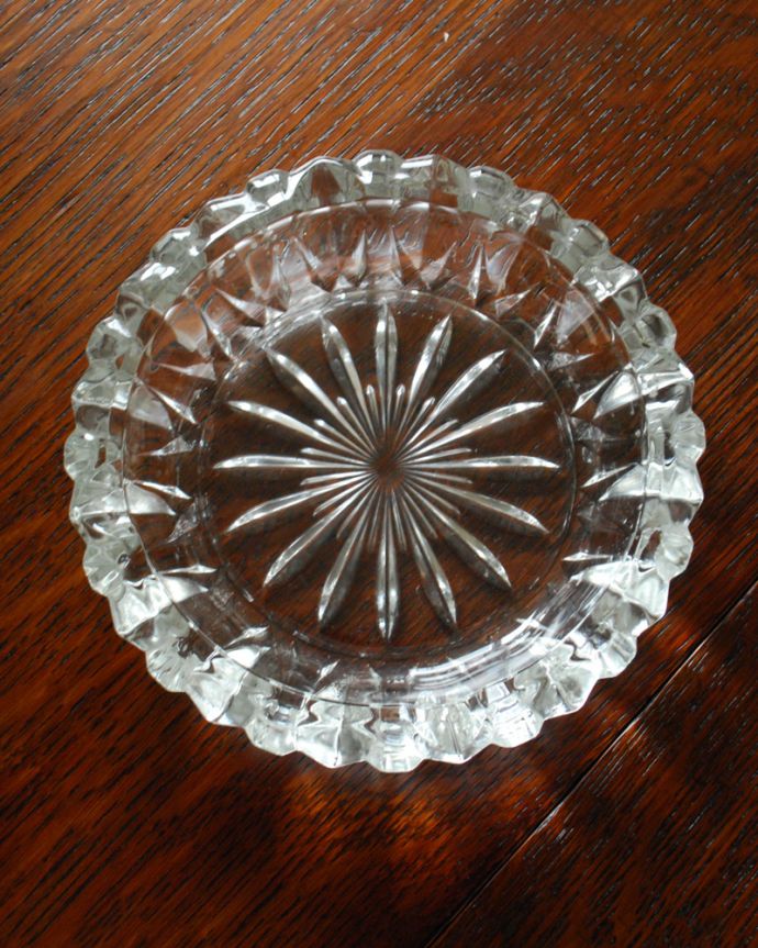 アンティーク 雑貨のガラス小物　アンティーク雑貨　豪華なカッティングが刻まれたアンティークプレスドグラスのアッシュトレイ（灰皿）。アンティークのため、多少の欠け・傷がある場合がありますが、使用上問題はありませんので、ご了承下さい。(pg-3691)