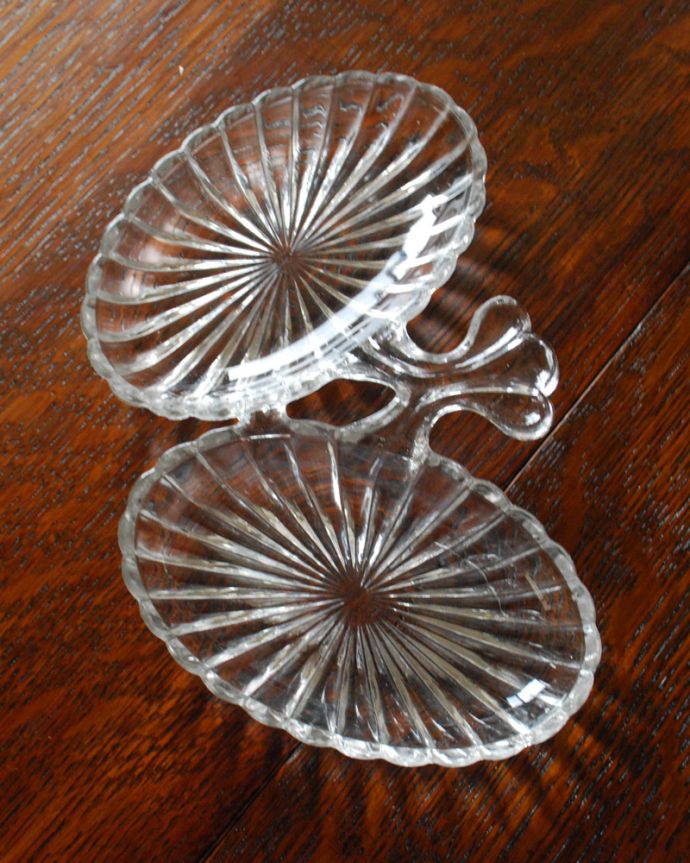 アンティーク 雑貨のガラス小物　アンティーク雑貨　さくらんぼのような可愛い双子のアンティークプレート（プレスドグラス）。上から見るとさくらんぼのようなデザインです。(pg-3694)