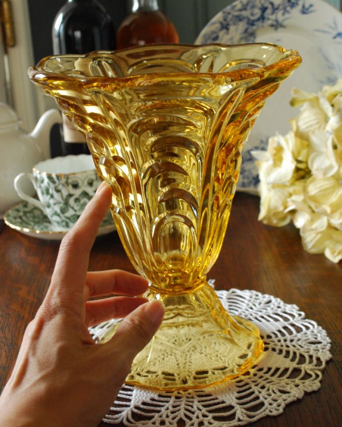アンティーク 雑貨のガラス小物　アンティーク雑貨　アンバーカラーの上品なアンティークプレスドグラス（フラワーベース）。大きいサイズなので、そのまま飾っておくだけでも華やかな存在感です。(pg-3697)