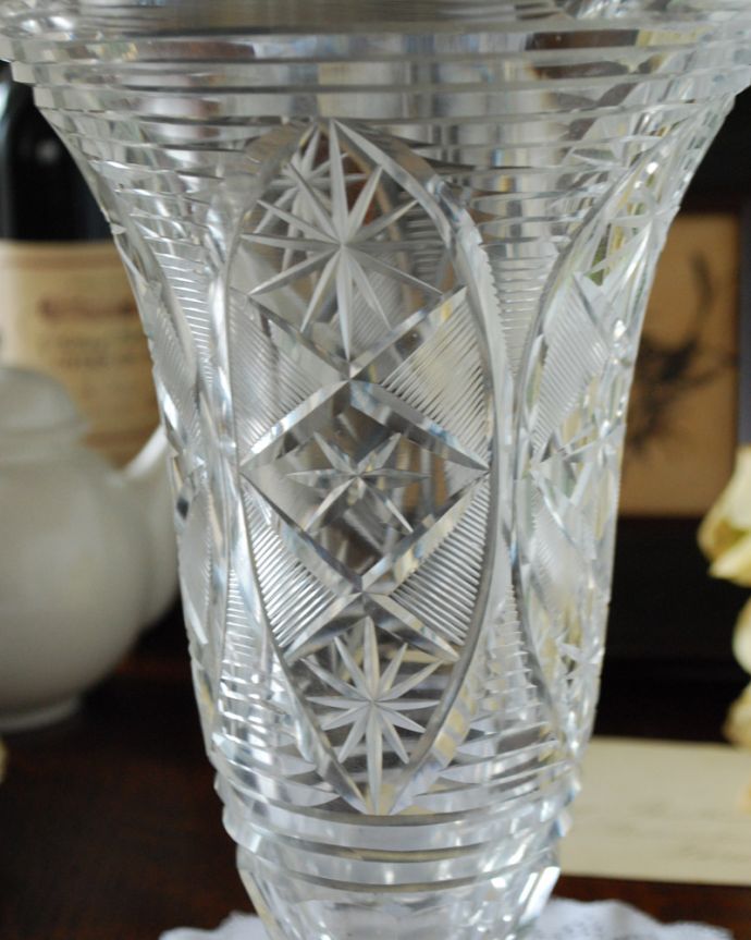 アンティーク 雑貨のガラス小物　アンティーク雑貨　繊細で豪華なカッティングのアンティークプレスドグラス（フラワーベース）。アンティークのため、多少の欠け・傷がある場合がありますが、使用上問題はありませんので、ご了承下さい。(pg-3698)