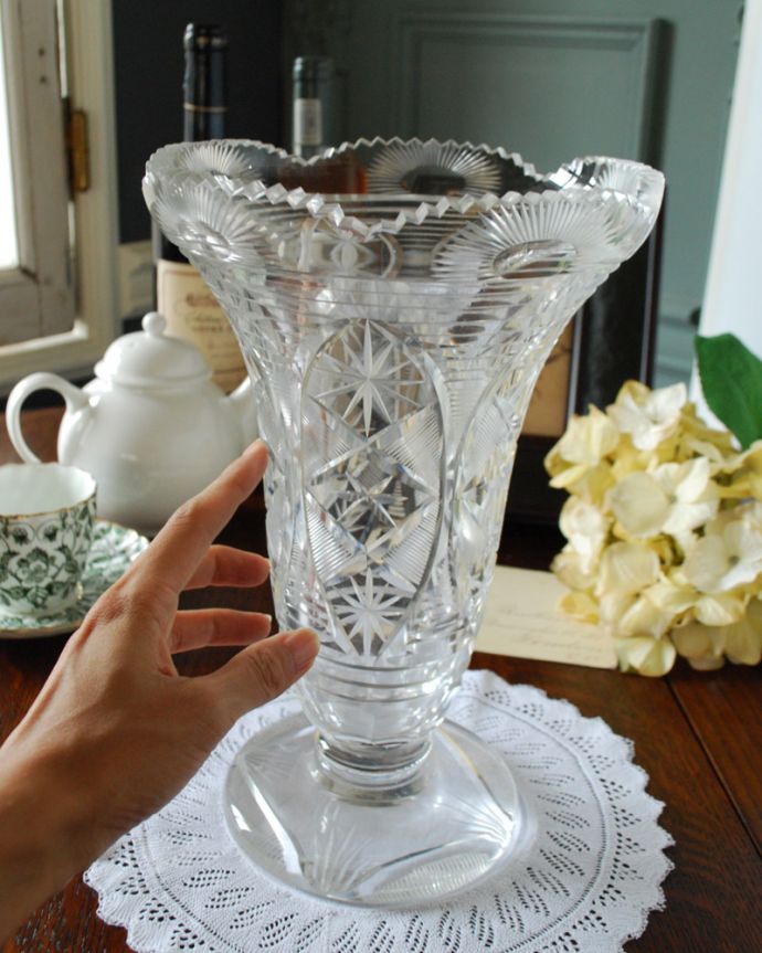 アンティーク 雑貨のガラス小物　アンティーク雑貨　繊細で豪華なカッティングのアンティークプレスドグラス（フラワーベース）。大きいサイズなので、そのまま飾っておくだけでも華やかな存在感です。(pg-3698)