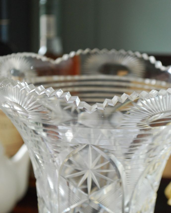 アンティーク 雑貨のガラス小物　アンティーク雑貨　繊細で豪華なカッティングのアンティークプレスドグラス（フラワーベース）。縁取りまで美しくカッティングされています。(pg-3698)