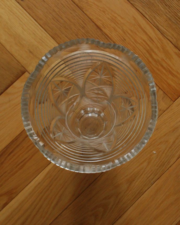 アンティーク 雑貨のガラス小物　アンティーク雑貨　繊細で豪華なカッティングのアンティークプレスドグラス（フラワーベース）。上から見ても美しいカッティングです。(pg-3698)