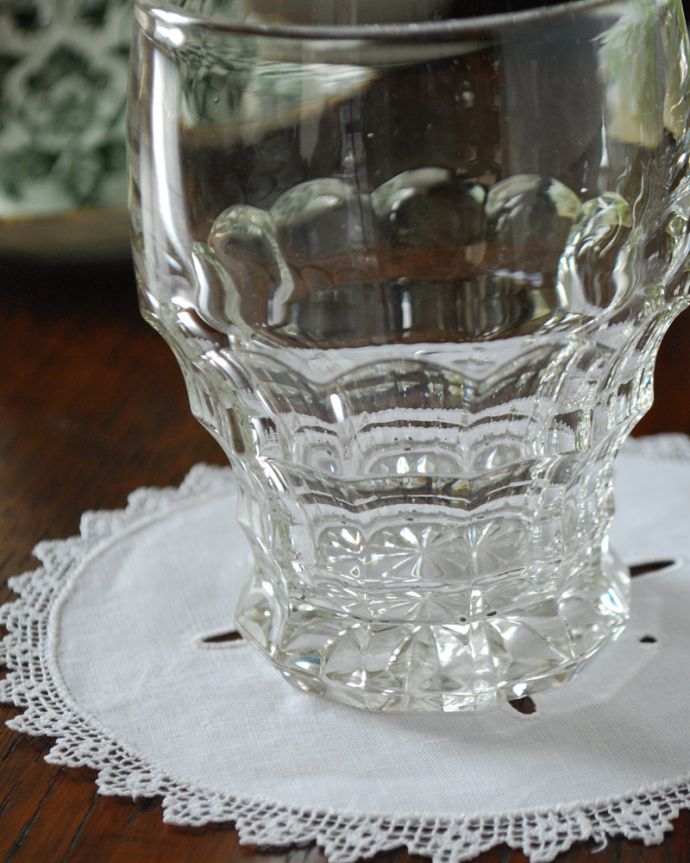 アンティーク 雑貨のガラス小物　アンティーク雑貨　デイリーに使えるアンティーク、プレスドグラスのグラス。アンティークのため、多少の欠け・傷がある場合がありますが、使用上問題はありませんので、ご了承下さい。(pg-3699)