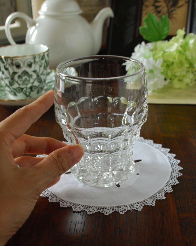 アンティーク 雑貨のガラス小物　アンティーク雑貨　デイリーに使えるアンティーク、プレスドグラスのグラス。日常使いしやすいサイズのグラスです。(pg-3699)