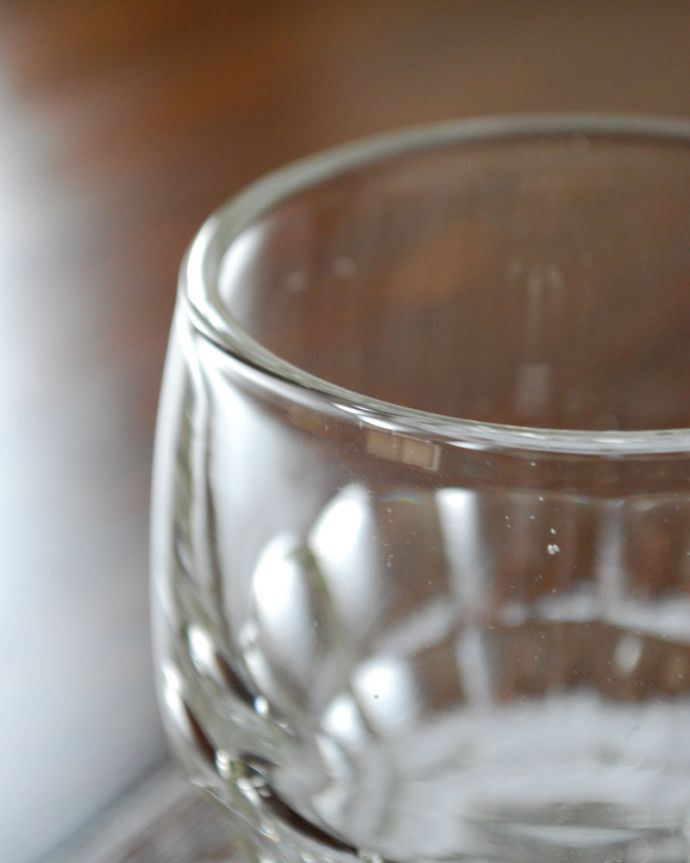 アンティーク 雑貨のガラス小物　アンティーク雑貨　デイリーに使えるアンティーク、プレスドグラスのグラス。グラスの縁もキレイな状態です。(pg-3699)