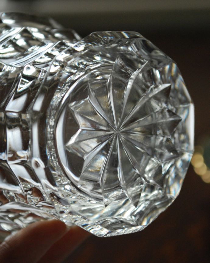 アンティーク 雑貨のガラス小物　アンティーク雑貨　デイリーに使えるアンティーク、プレスドグラスのグラス。底まで美しくカッティングされています。(pg-3699)