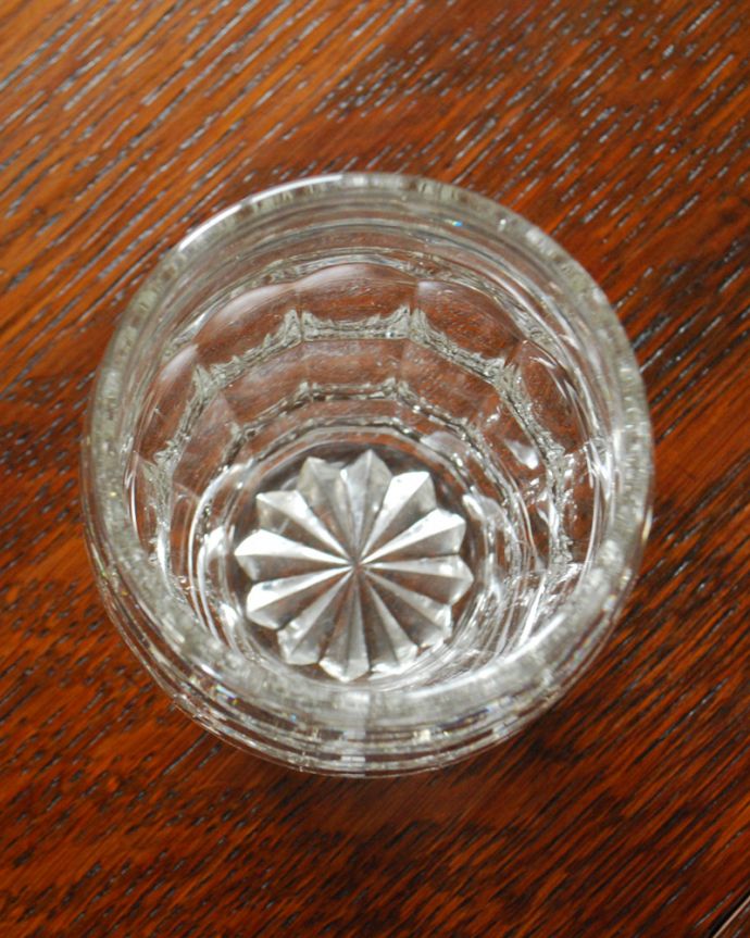 アンティーク 雑貨のガラス小物　アンティーク雑貨　デイリーに使えるアンティーク、プレスドグラスのグラス。上からの見た様子です。(pg-3699)