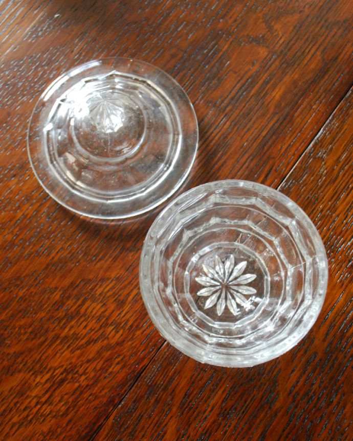 アンティーク 雑貨のガラス小物　アンティーク雑貨　大人っぽいデザインのアンティークプレスドグラス（ガラスケース）。上から見るとこんな感じです。(pg-3702)