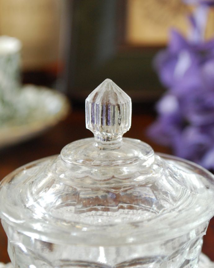 アンティーク 雑貨のガラス小物　アンティーク雑貨　大人っぽいデザインのアンティークプレスドグラス（ガラスケース）。持ち手まで美しくカッティングされています。(pg-3702)