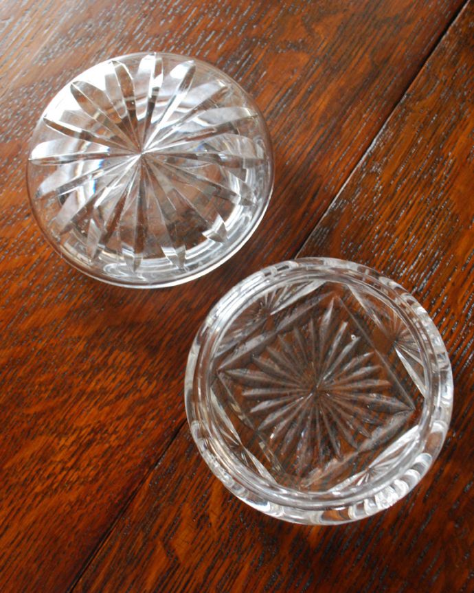 アンティーク 雑貨のガラス小物　アンティーク雑貨　カッティングが美しく輝くガラスケース、アンティークプレスドグラス。上から見ると･･･新品ではないので多少のキズや欠けはありますが、使用上問題のないものだけを選んできましたのでご了承下さい。(pg-3703)