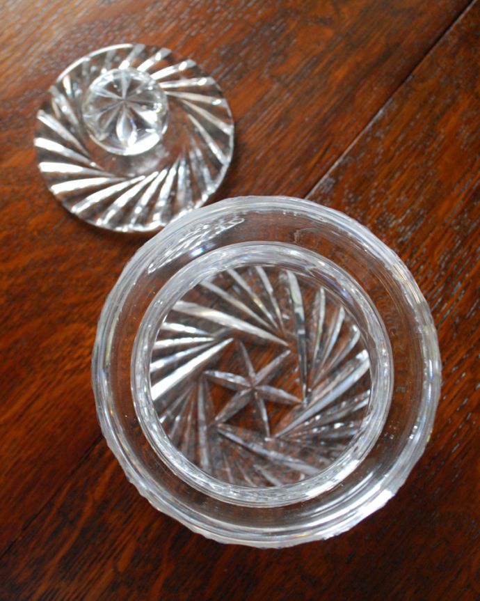 アンティーク 雑貨のガラス小物　アンティーク雑貨　キッチンやドレッサーでも大活躍、アンティークプレスドグラスのフタ付き小物入れ。上から見るとこんな感じです。(pg-3710)
