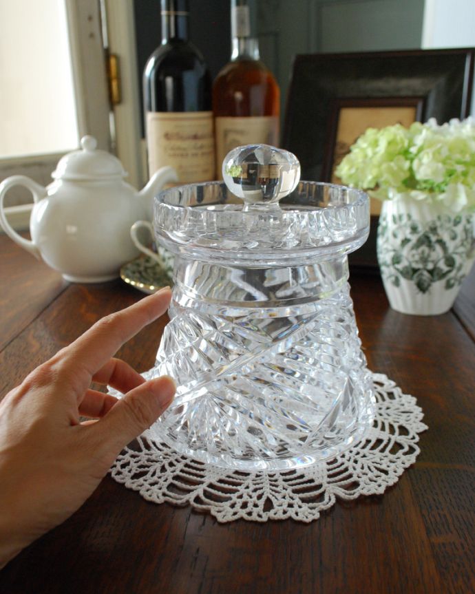 アンティーク 雑貨のガラス小物　アンティーク雑貨　キッチンやドレッサーでも大活躍、アンティークプレスドグラスのフタ付き小物入れ。どこに置いても華やかなガラスのケースです。(pg-3710)