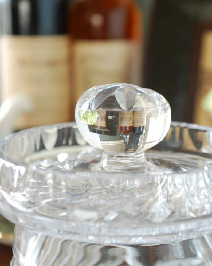 アンティーク 雑貨のガラス小物　アンティーク雑貨　キッチンやドレッサーでも大活躍、アンティークプレスドグラスのフタ付き小物入れ。持ち手まで美しくカッティングされています。(pg-3710)