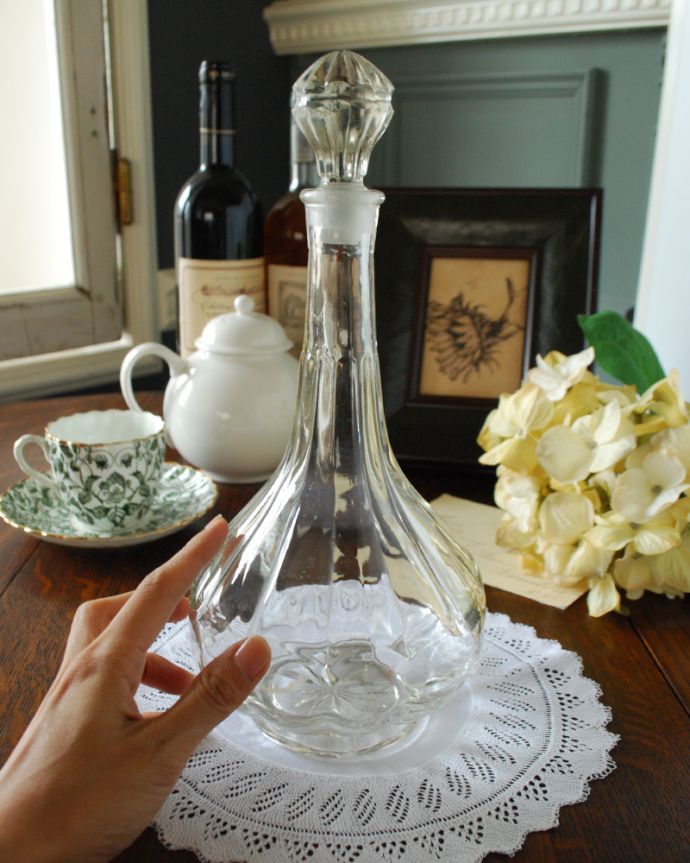 アンティーク 雑貨のガラス小物　アンティーク雑貨　アンティークガラスの香水ボトル、女性らしいラインのフレグランスボトル（プレスドグラス）。貴重なガラスの栓付きですガラスで出来た栓は壊れやすいので残っているだけで貴重です。(pg-3712)
