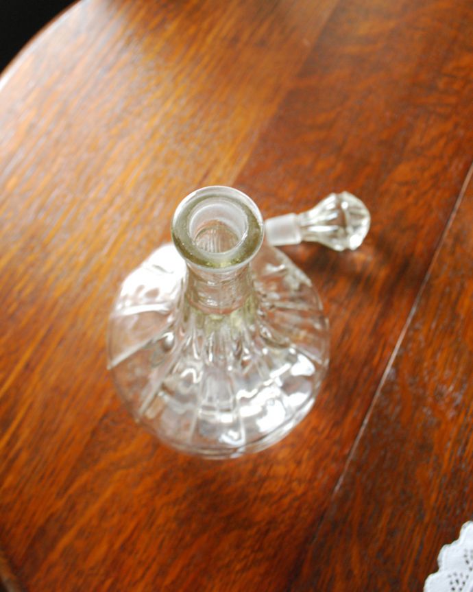 アンティーク 雑貨のガラス小物　アンティーク雑貨　アンティークガラスの香水ボトル、女性らしいラインのフレグランスボトル（プレスドグラス）。上から見るとこんな感じです。(pg-3712)