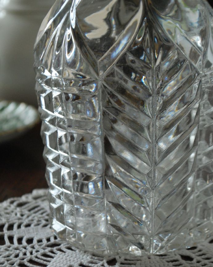 アンティーク 雑貨のガラス小物　アンティーク雑貨　ダイヤのような蓋がついた美しいアンティークガラスのデカンタ（プレスドグラス）。お酒を入れて楽しんだデカンタ今のように便利なペットボトルや缶がない時代。(pg-3713)