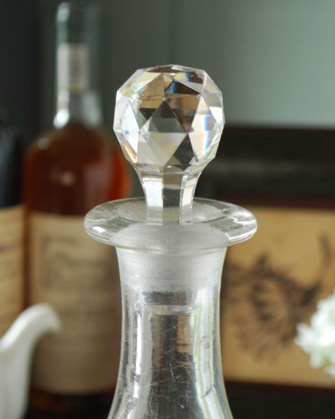 アンティーク 雑貨のガラス小物　アンティーク雑貨　ダイヤのような蓋がついた美しいアンティークガラスのデカンタ（プレスドグラス）。貴重なガラスの栓付きですガラスで出来た栓は壊れやすいので残っているだけで貴重です。(pg-3713)
