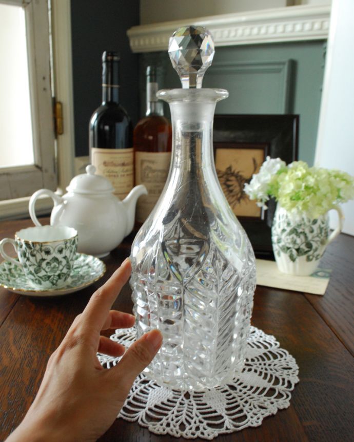 アンティーク 雑貨のガラス小物　アンティーク雑貨　ダイヤのような蓋がついた美しいアンティークガラスのデカンタ（プレスドグラス）。サイズはコレくらいですお酒以外やジュースを入れて自分流の使い方で楽しんで下さい。(pg-3713)