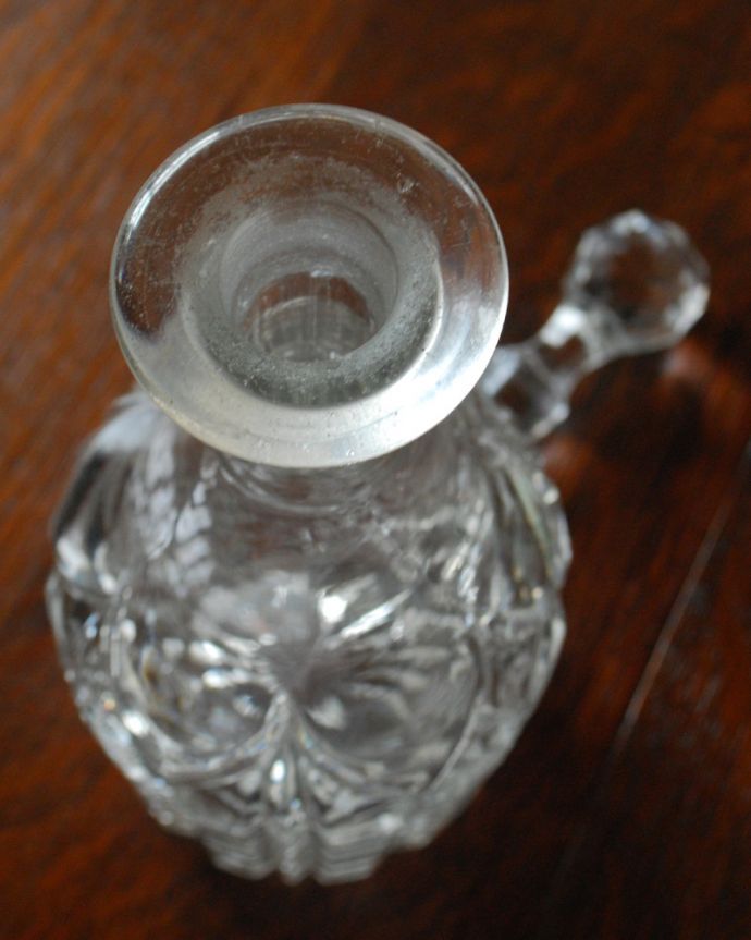 アンティーク 雑貨のガラス小物　アンティーク雑貨　ダイヤのような蓋がついた美しいアンティークガラスのデカンタ（プレスドグラス）。上から見るとこんな感じです。(pg-3713)