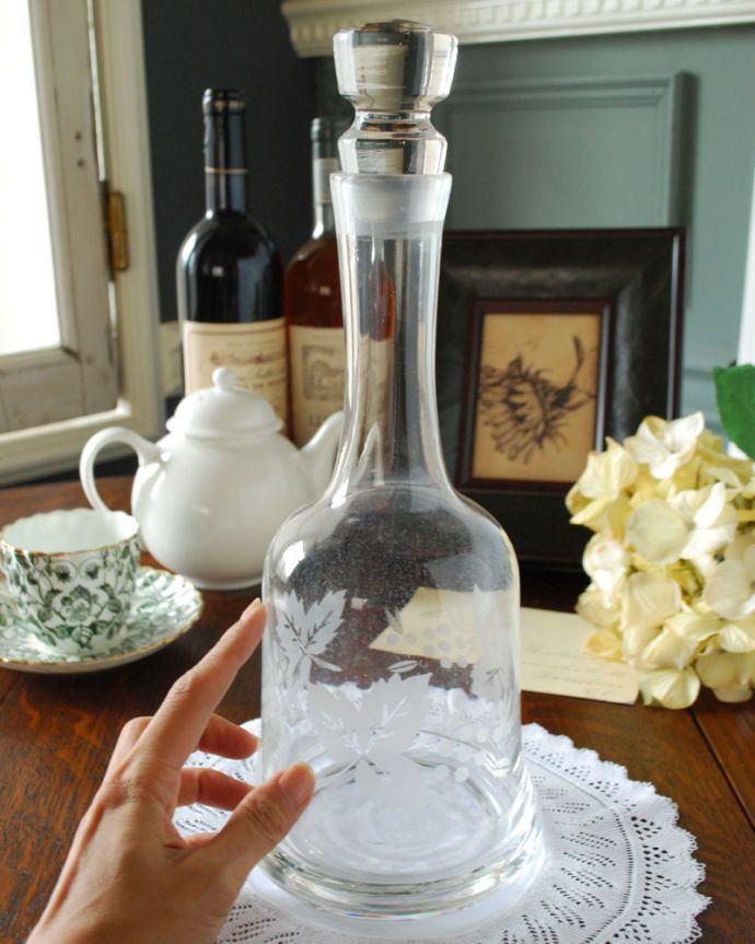 アンティーク 雑貨のガラス小物　アンティーク雑貨　ディスプレイしても可愛いフレグランスボトル（プレスドグラス）。どこに置いても華やかなフレグランスボトルです。(pg-3714)