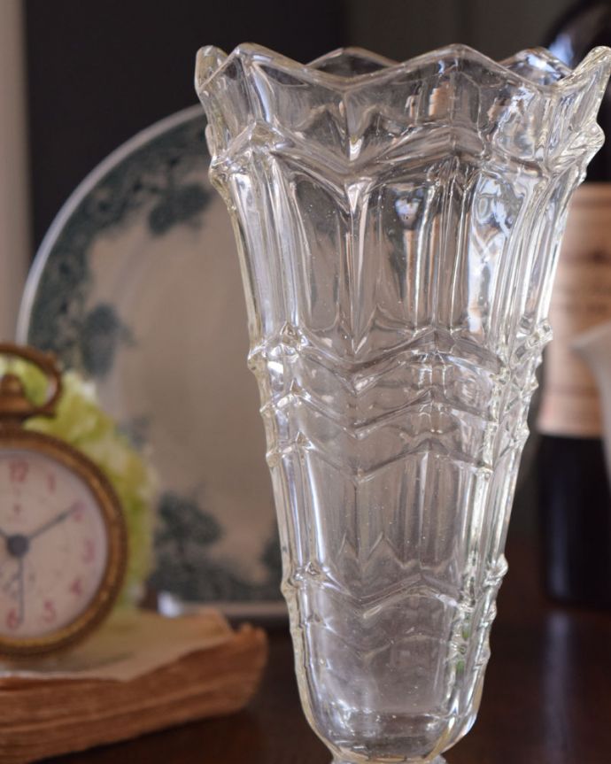 アンティーク 雑貨のガラス小物　アンティーク雑貨　透明感のある美しいプレスドグラス、アンティークのフラワーベース。普段の生活にパッと華を添えてくれるアンティーク気軽に使えるアンティークのプレスドグラスの中で、もっとも英国らしいアイテムの花器。(pg-3723)