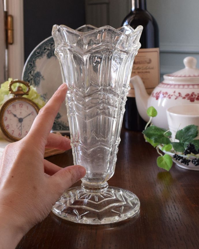 アンティーク 雑貨のガラス小物　アンティーク雑貨　透明感のある美しいプレスドグラス、アンティークのフラワーベース。キラキラ輝く美しさ置いておくだけでも絵になるデザイン。(pg-3723)