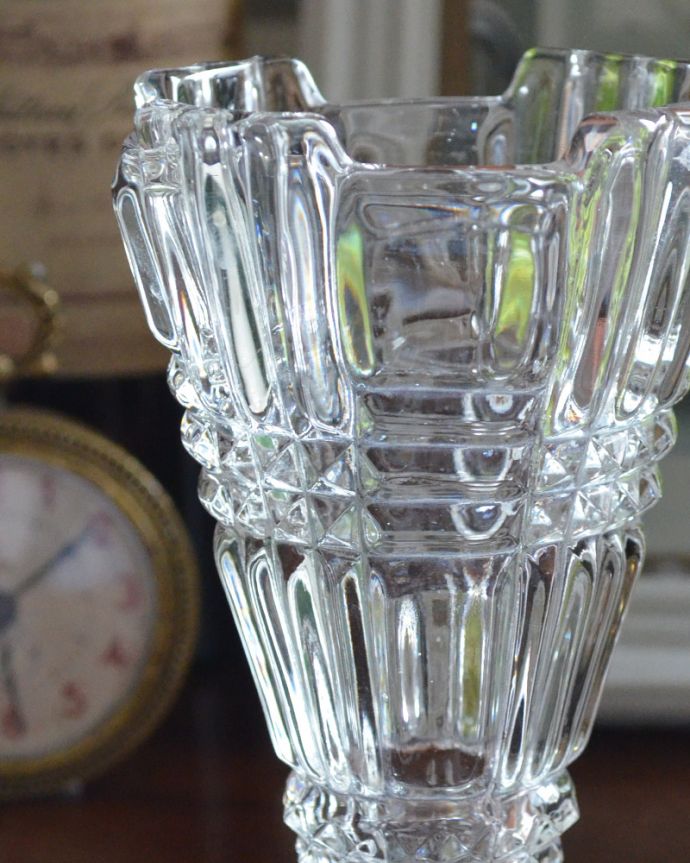 アンティーク 雑貨のガラス小物　アンティーク雑貨　和室にも似合うプレスドグラス、アンティークのフラワーベース。普段の生活にパッと華を添えてくれるアンティーク気軽に使えるアンティークのプレスドグラスの中で、もっとも英国らしいアイテムの花器。(pg-3724)