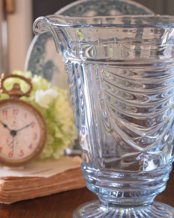 アンティーク 雑貨のガラス小物　アンティーク雑貨　透明感のあるブルーが美しいプレスドグラス、アンティークのピッチャー。英国の家庭には必ずあるウォータージャグアルコールを飲まない人のためにテーブルの中央にお水を置いて置かれていたウォータージャグ。(pg-3725)