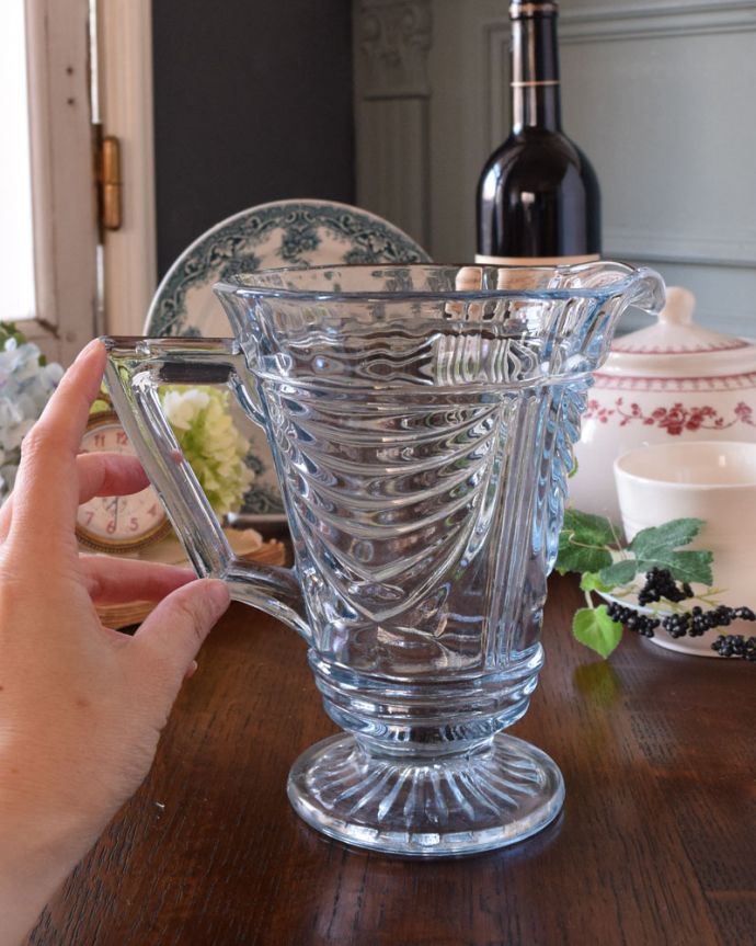 アンティーク 雑貨のガラス小物　アンティーク雑貨　透明感のあるブルーが美しいプレスドグラス、アンティークのピッチャー。いろんな使い方が出来ます飲み物を入れるのはもちろんフラワーベースとしても使いやすい便利なサイズです。(pg-3725)