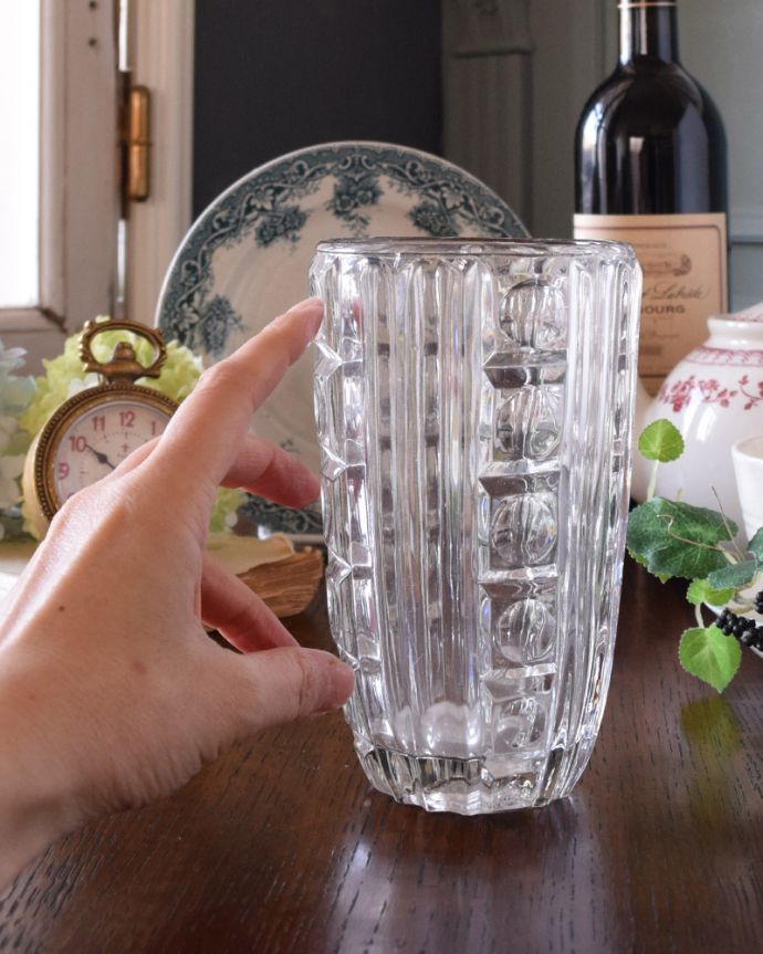 アンティーク 雑貨のガラス小物　アンティーク雑貨　キラキラ輝くカッティング、アンティークプレスドグラス（フラワーベース）。置いておくだけで華やかな存在感です。(pg-3726)
