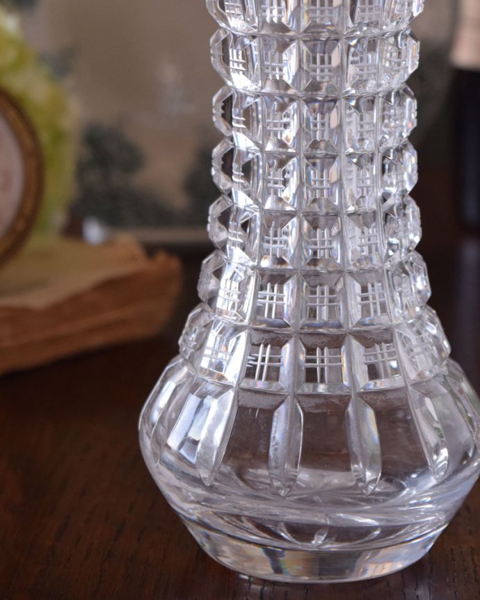 アンティーク 雑貨のガラス小物　アンティーク雑貨　一際輝くフラワーベース（花器）、英国アンティークのプレスドグラス。アンティークのため、多少の欠け・傷がある場合がありますが、使用上問題はありませんので、ご了承下さい。(pg-3731)