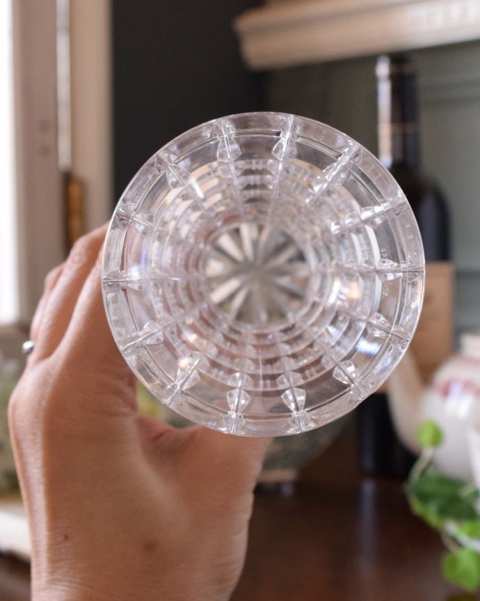 アンティーク 雑貨のガラス小物　アンティーク雑貨　一際輝くフラワーベース（花器）、英国アンティークのプレスドグラス。底にも模様があります。(pg-3731)