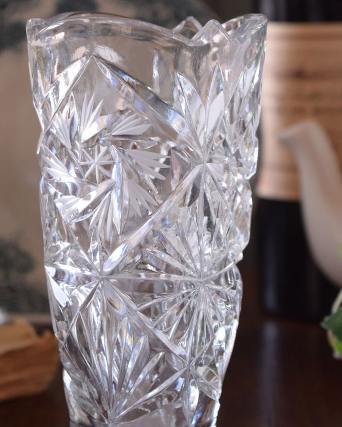 アンティーク 雑貨のガラス小物　アンティーク雑貨　雪の結晶のように美しいプレスドグラス、アンティークのフラワーベース。お花を入れずに眺めているだけで幸せな時間アンティークのガラスは成分が今のものと違うので、置いておくだけでキラキラ輝いて楽しめます。(pg-3734)