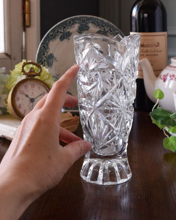 アンティーク 雑貨のガラス小物　アンティーク雑貨　雪の結晶のように美しいプレスドグラス、アンティークのフラワーベース。気軽に使えるフラワーベース英国らしくいろんなサイズが見つかる花器。(pg-3734)