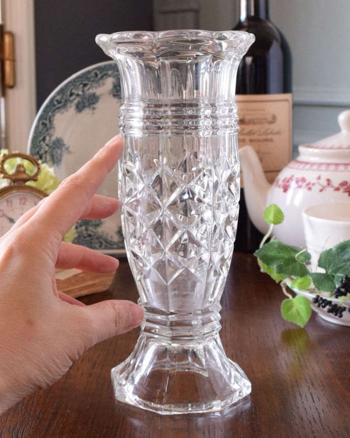 アンティーク 雑貨のガラス小物　アンティーク雑貨　上質な大人の輝きが美しいフラワーベース、アンティークプレスドグラス。置くだけで華やかな雰囲気大きなサイズの花器は、お家に1つは欲しいアイテム。(pg-3738)
