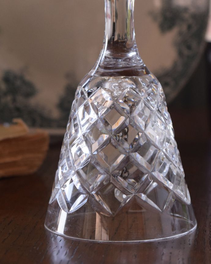 アンティーク 雑貨のガラス小物　アンティーク雑貨　繊細なカッティング、ダイヤが可愛いアンティークプレスドグラス(ベル)。装飾も美しいガラスで出来たベル使用人を呼ぶために日常的に使われていたベル。(pg-3746)