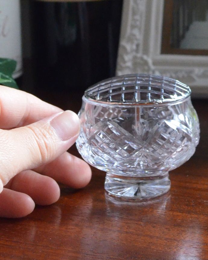 フラワーベース　アンティーク雑貨　花留め付きの小さくて可愛いガラスボール（フラワーベース）アンティークプレスドグラス。飾るだけで絵になる美しさ。(pg-3749)