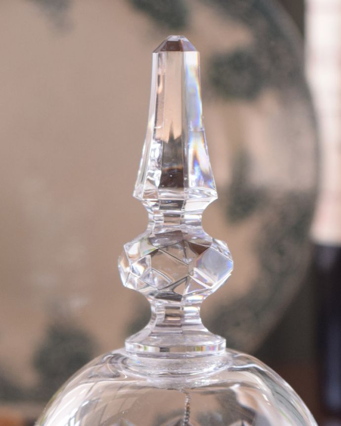 アンティーク 雑貨のガラス小物　アンティーク雑貨　ディスプレイのアクセントに、ガラスの繊細なアンティークプレスドグラス（ディナーベル）。持ち手も凝ったデザインです。(pg-3752)